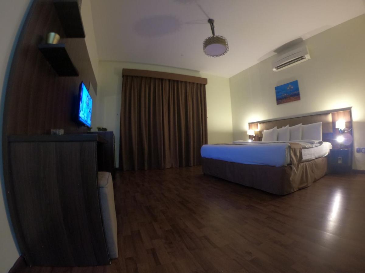 Weekend Hotel & Apartments Muscat Exteriör bild